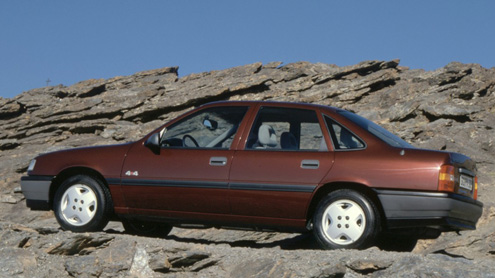 Opel Vectra en la montaña
