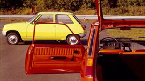 Renault 5 amarillo y rojo.