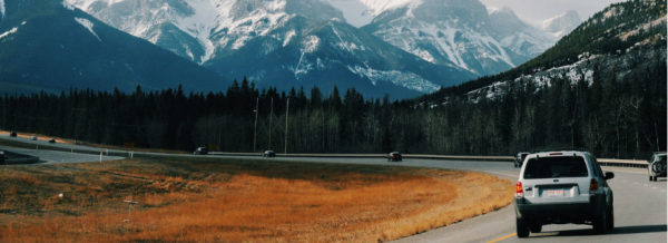 coche-carretera-montaña