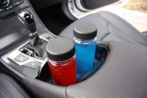 Botellas bebida refrescante en interior coche