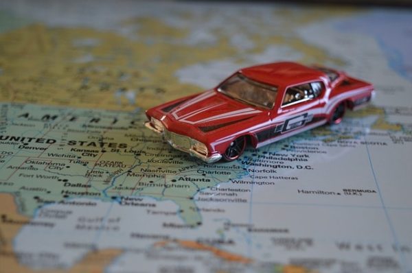 Coche encima de mapa