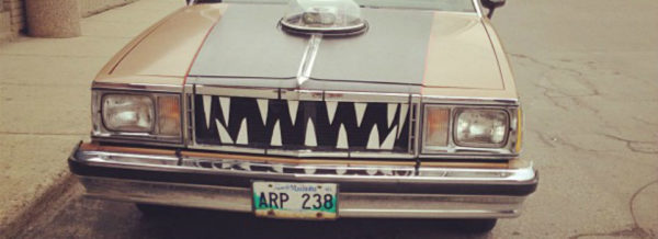 Coche con dientes