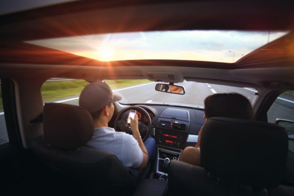 Pareja en el coche