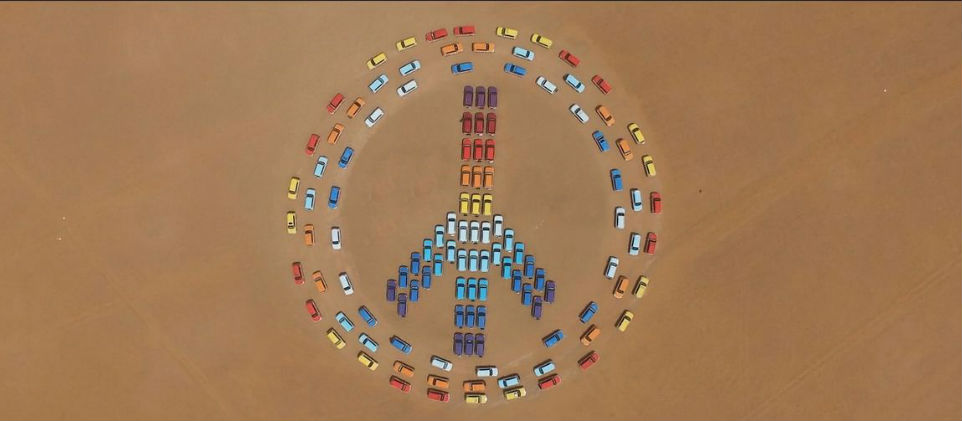 Símbolo de la paz - Baile de coches más grande del mundo