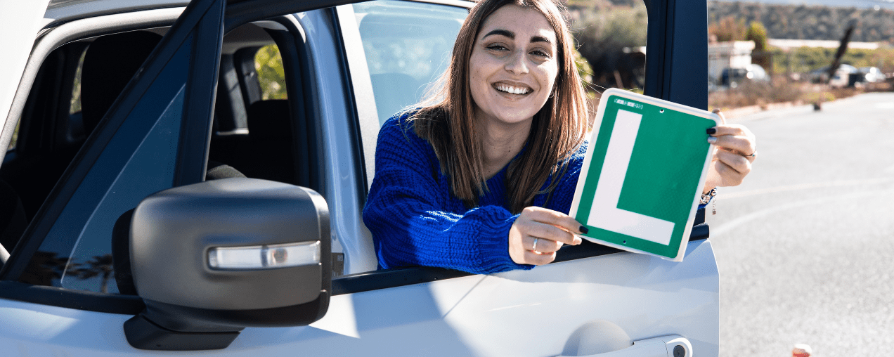 Es importante que los conductores noveles sepan si hay que llevar la L en el coche. En Balumba te contamos todo sobre la L para cumplir con la normativa.